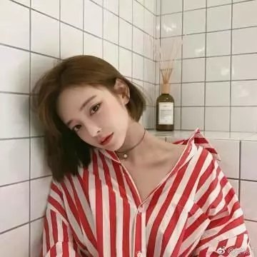 在角落，主教身边